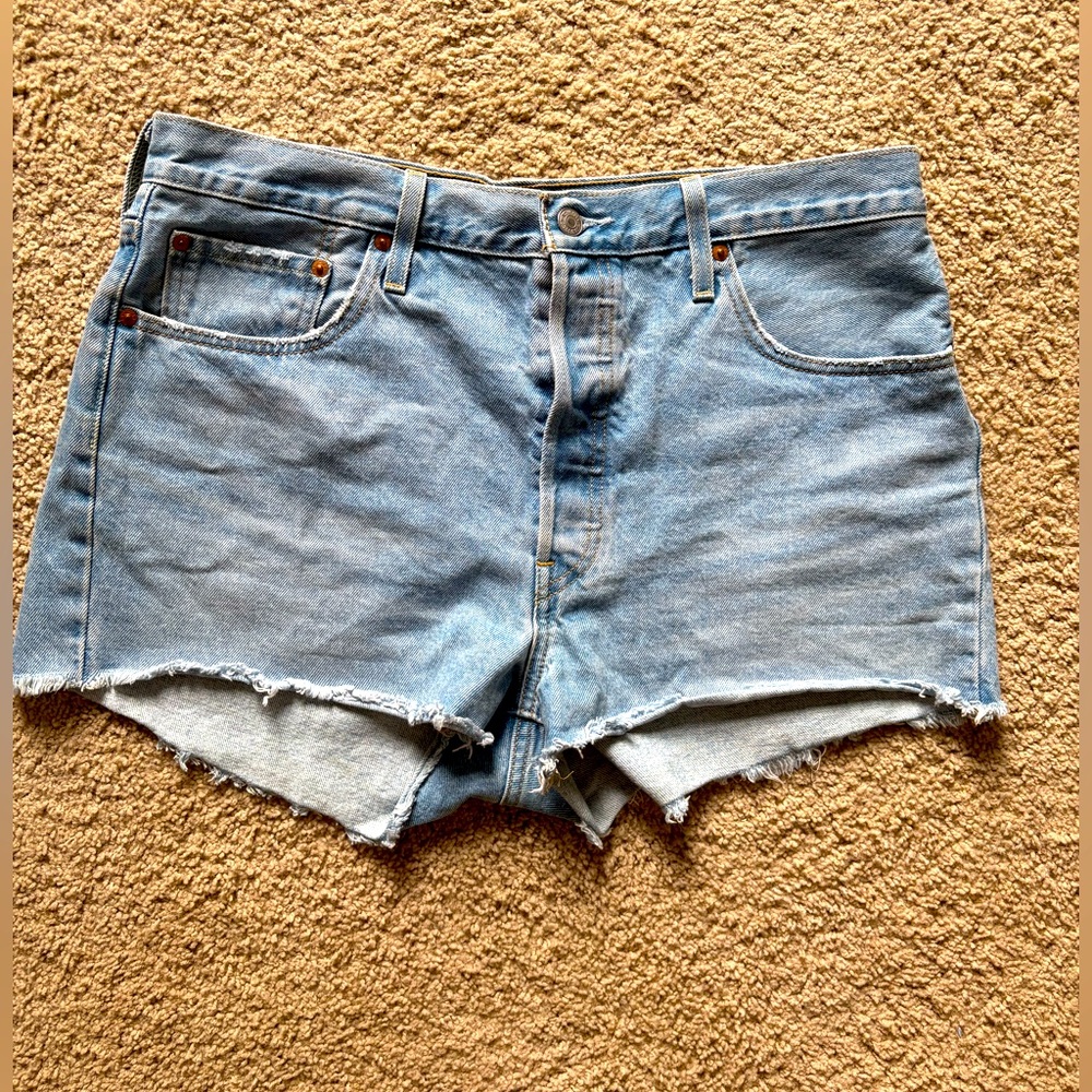 Levi’s women’s 501 light wash button front denim shorts size 33‎